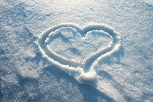 Cuore sulla neve invernale