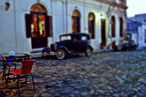 Coche en París en un camino de piedra