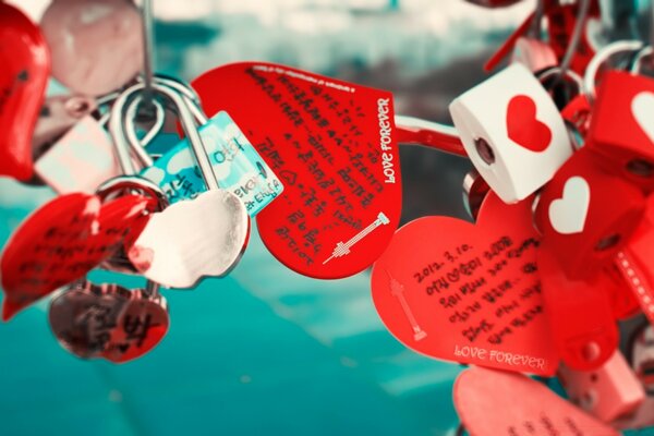 Castelos de amor dos amados na ponte