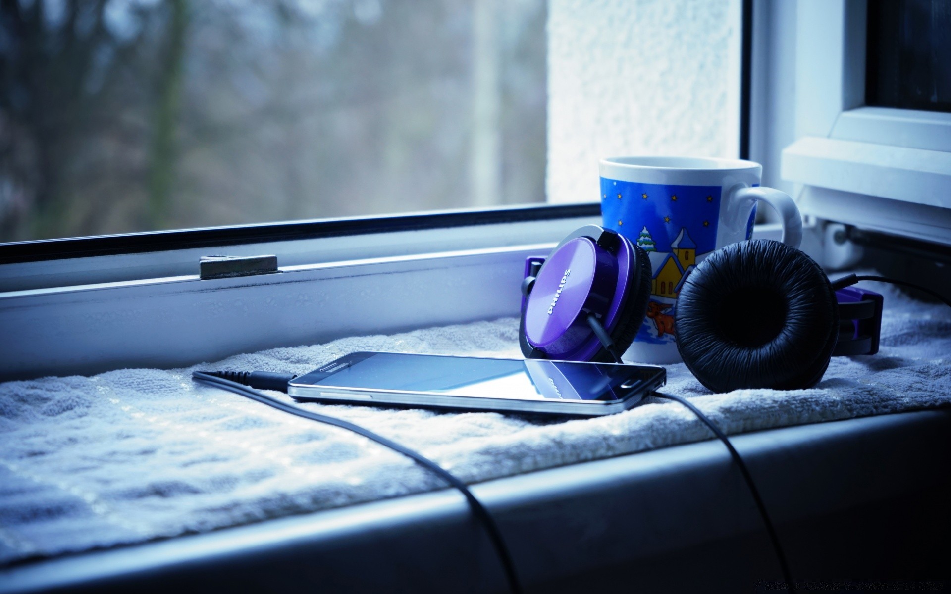 music car seat indoors vehicle window inside transportation system blur technology light travel coffee computer laptop