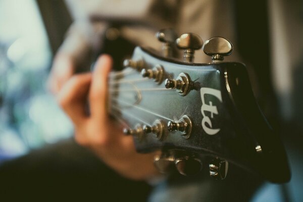 Gitarre Griffbrett mit einer spielenden Person