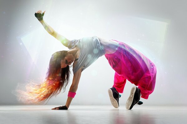 Menina dançando dança esportiva