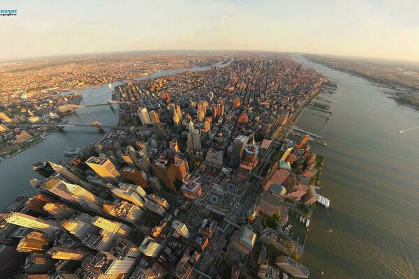 Eine große Stadt aus der Vogelperspektive mit vielen Wolkenkratzern und Hochhäusern