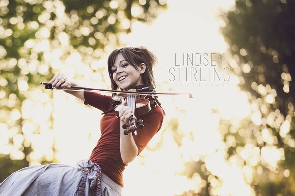 Hermosa chica tocando el violín