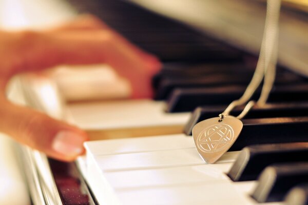 Hermosa mano femenina en el piano