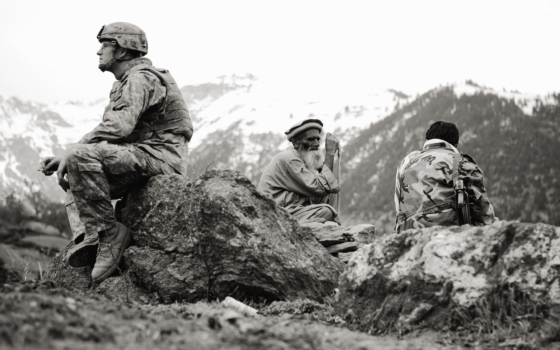 infantería militar soldado guerra adulto combate hombre arma uniforme pistola grupo rifle ejército dos uno uniforme militar usar