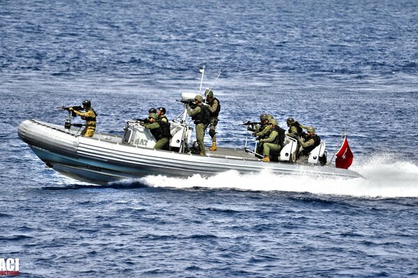 Les militaires sur un bateau patrouillent la frontière maritime