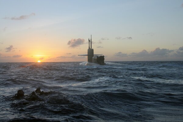 Sonnenuntergang. U-Boot hebt aus dem Wasser