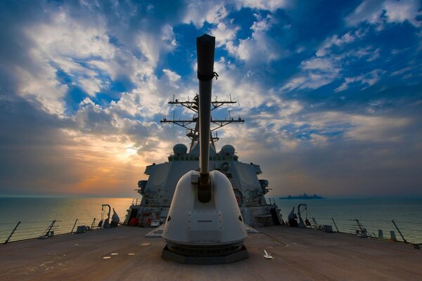 Ejército en el mar. Armas al atardecer