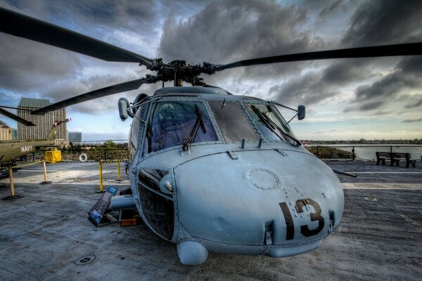 Der Hubschrauber steht auf dem Asphalt