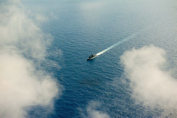 Foto de un barco militar desde una altura