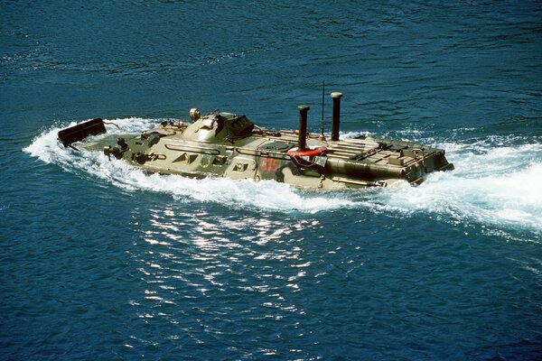 Vehículo militar cruzando el agua