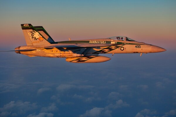 Avión militar está de Servicio