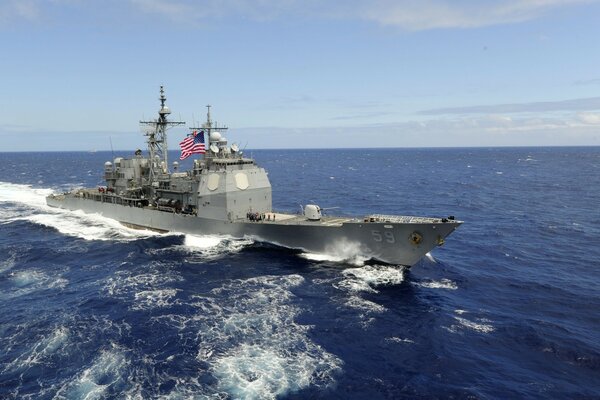 Американский военный корабль в море