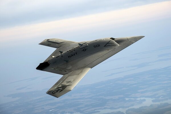 Avions militaires dans un ciel clair