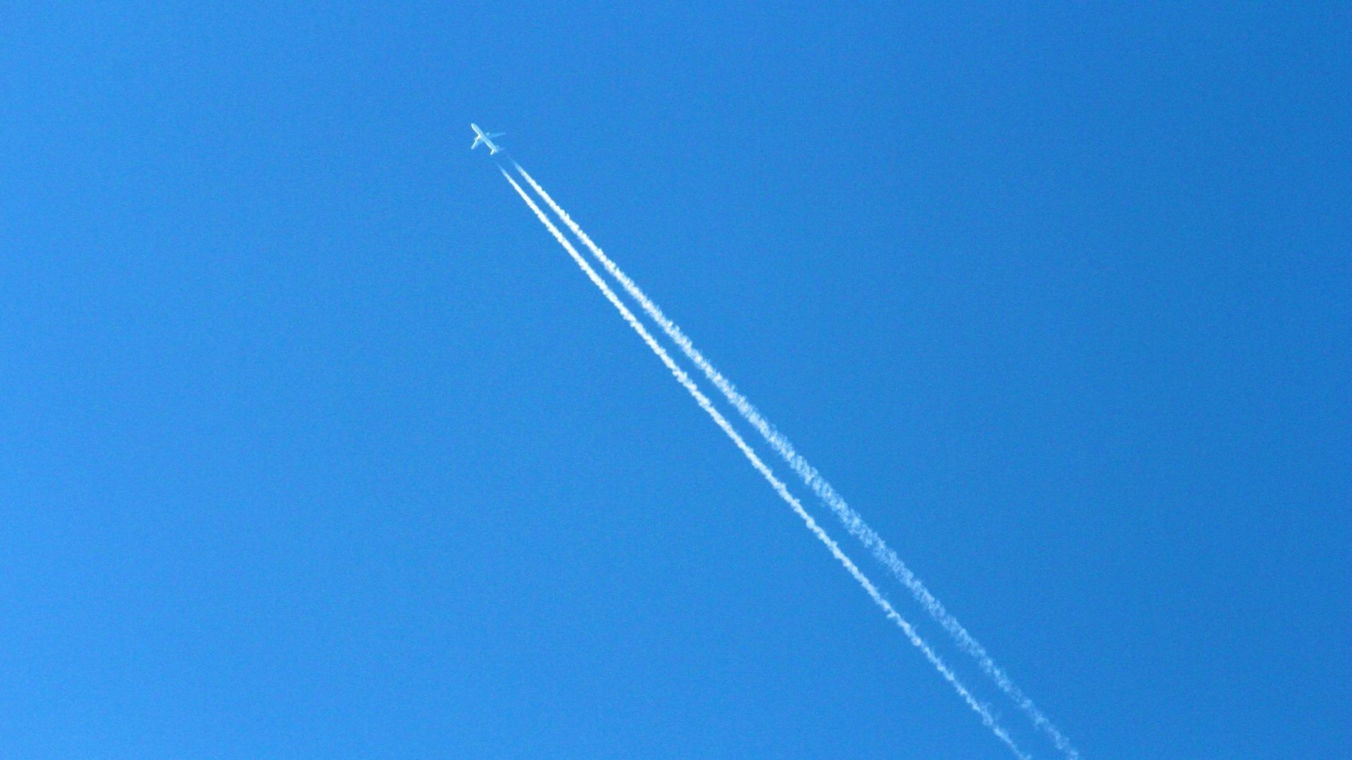 Реактивный самолет в небе. Самолет в небе. Полоса от самолета. Полосы от самолета на небе. След самолета в небе.