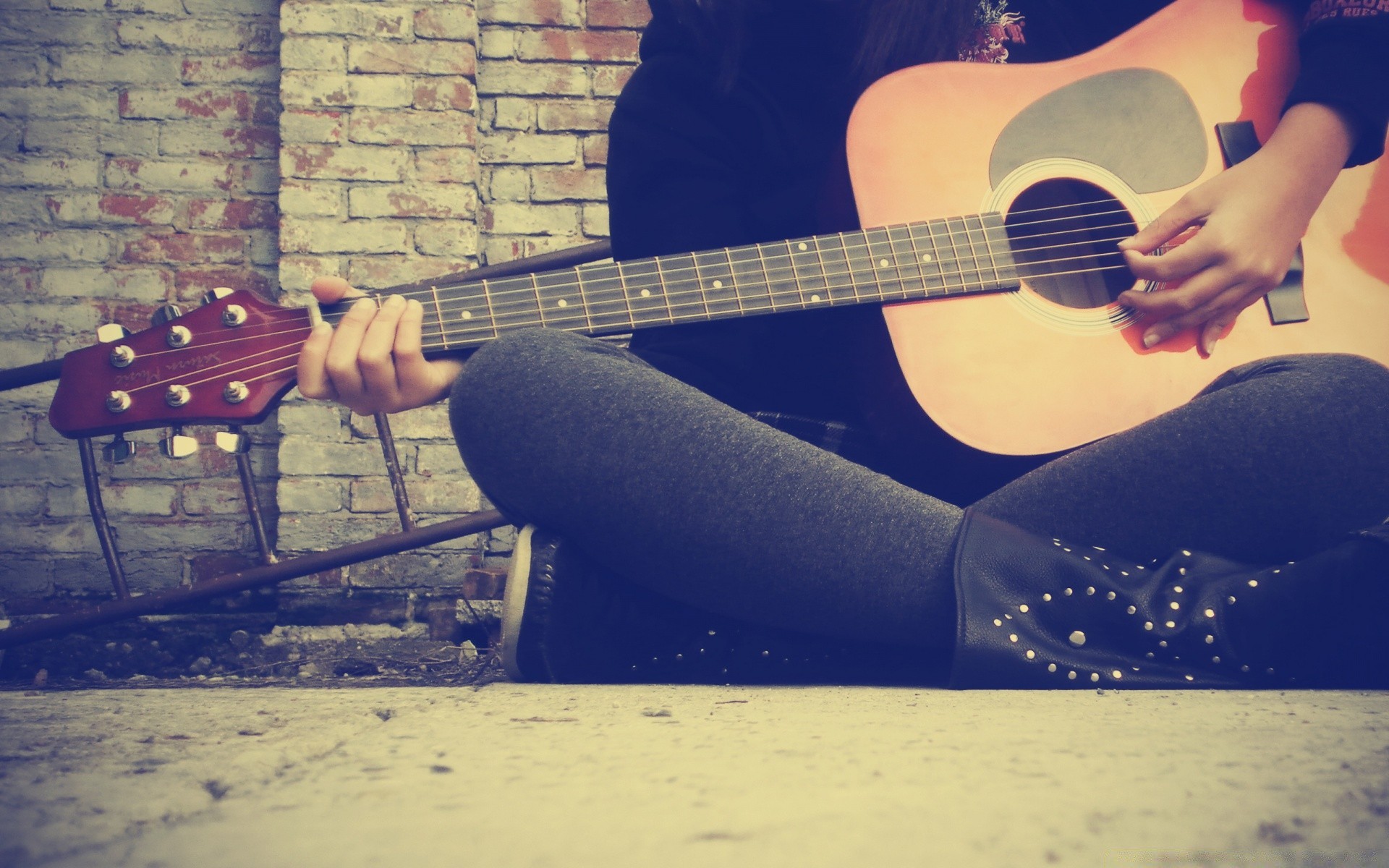 música guitarra músico instrumento solo adulto mujer al aire libre ocio hombre ocio instrumento de cuerda rock guitarrista banda agua