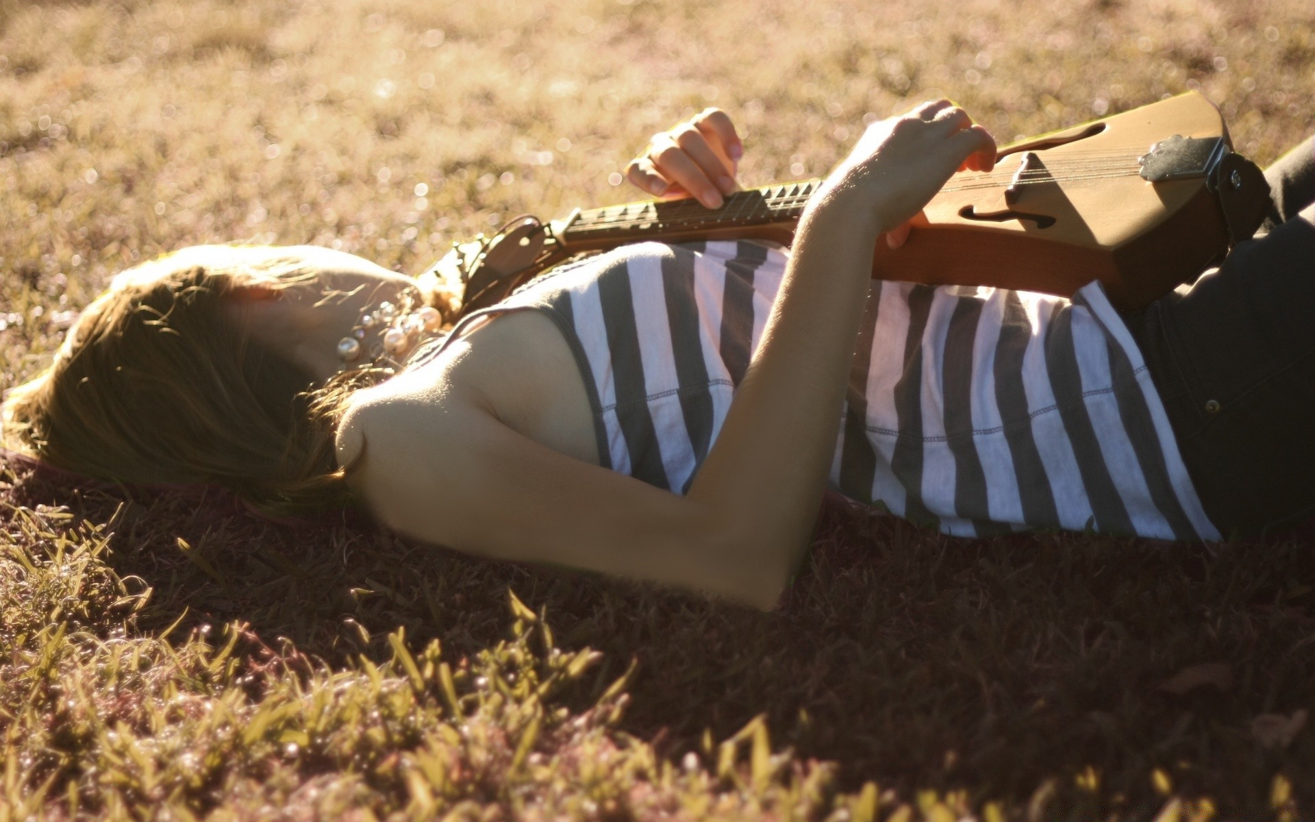 música solo al aire libre adulto hierba mujer reclinado niña parque buen tiempo vacaciones naturaleza luz del día descanso relajación paisaje