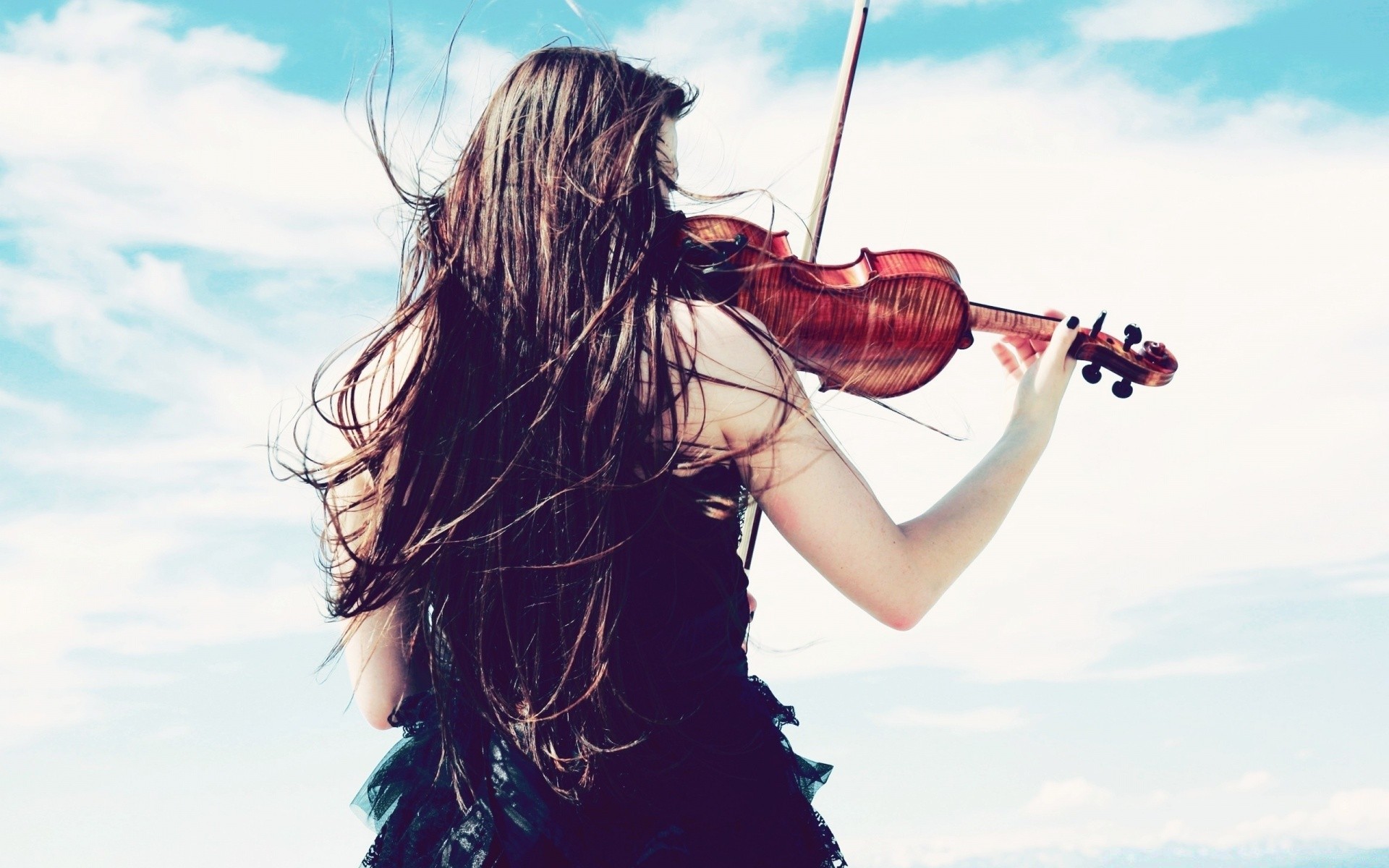 musik mädchen frau allein himmel schön sommer erwachsener wind porträt jung im freien natur lebensstil mode haar mann vergnügen freiheit