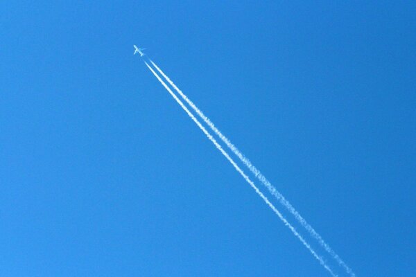 Trace d un avion dans le ciel bleu