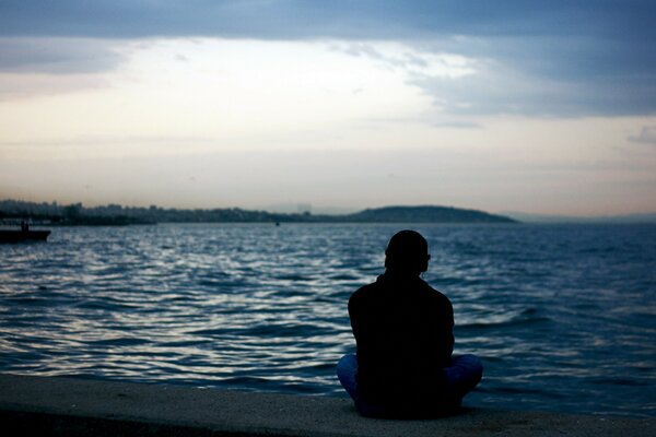 Uomo solitario che guarda il mare