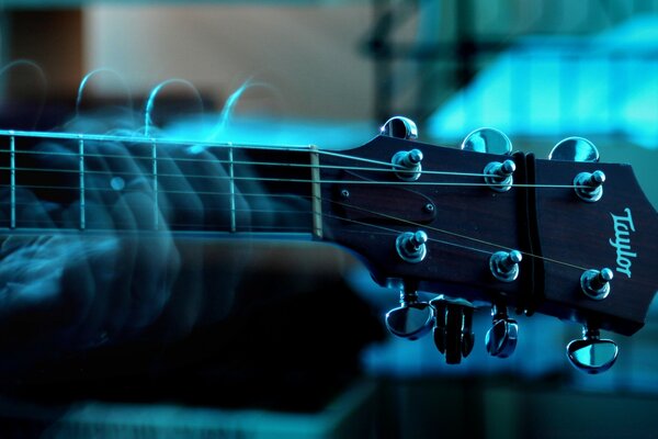 Tocando la guitarra en la flauta azul