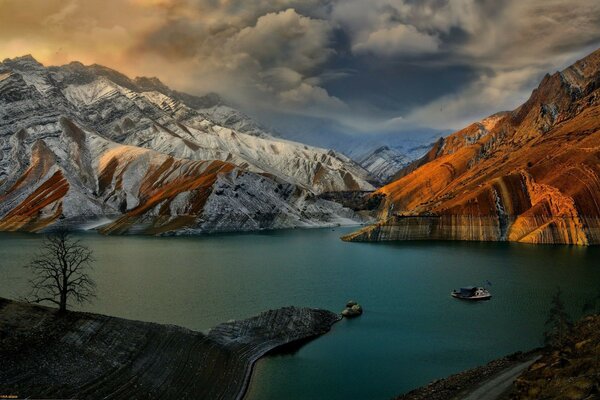 Ciel rude sur un lac de montagne