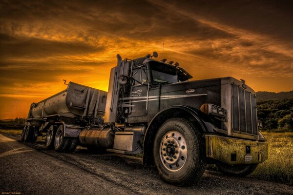 Grande camion al tramonto