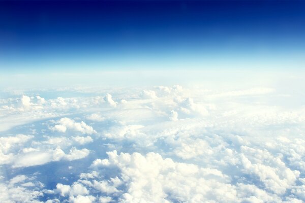 Ciel vers le bas nuages bleus
