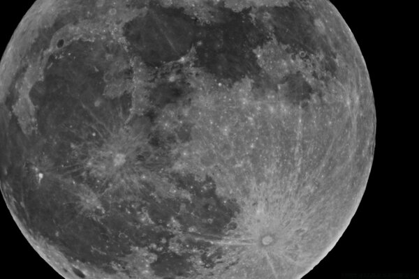 Lune argentée lumineuse dans l espace