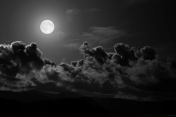 Image du ciel avec la Lune et les grands nuages noirs