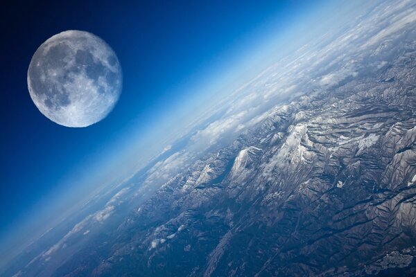 Місяць і земля на тлі неба