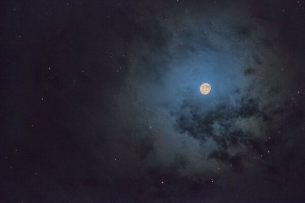 Ein kleiner Nachtmond inmitten von Wolken