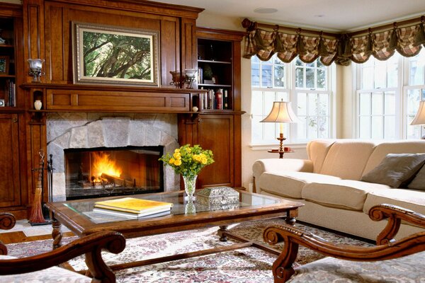 Sala de estar em estilo colonial com fogo aceso na lareira