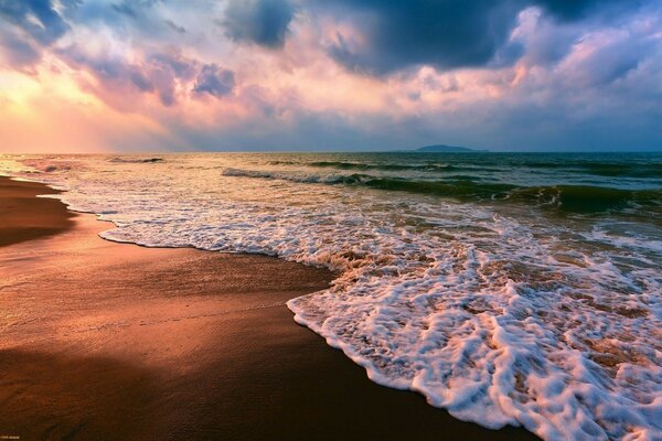 Hermosas olas al atardecer