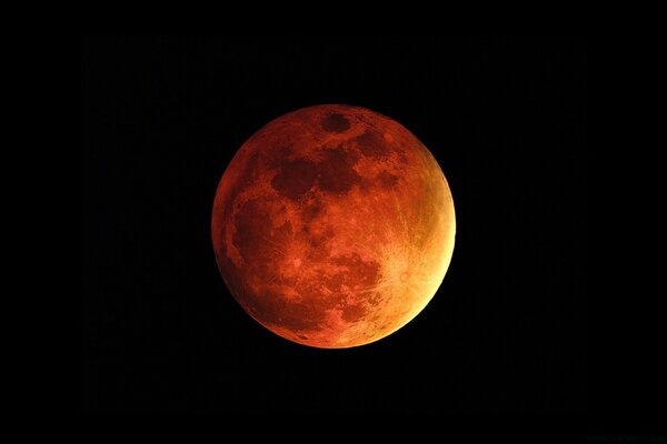 Roter Mond am schwarzen Himmel