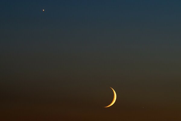 Mese e stella di notte nel cielo