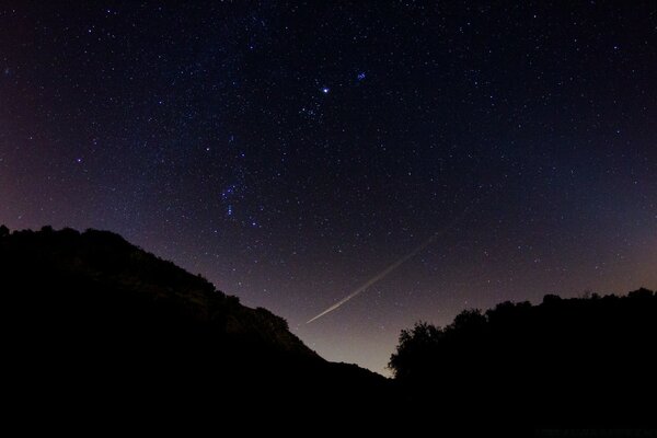 Hermoso cielo estrellado sobre las montañas