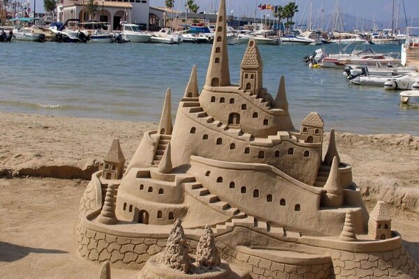 Maison de sable au bord de la mer