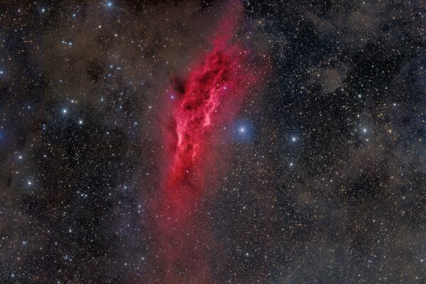 Nébuleuse rouge dans le ciel étoilé