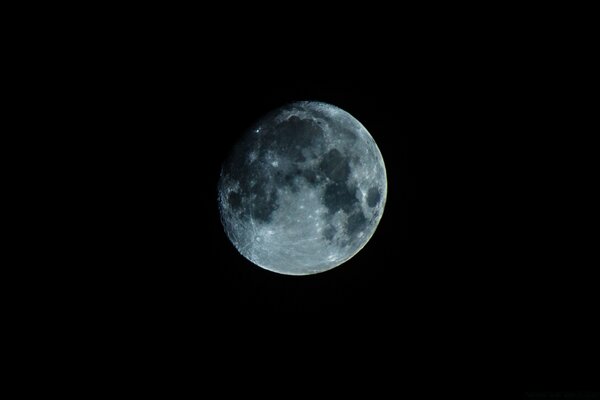 Luna gris solitaria en el espacio