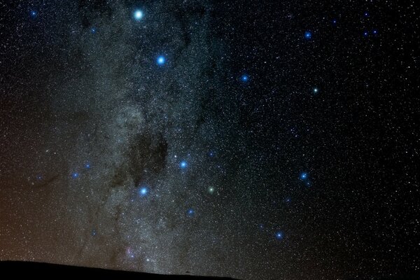 Corse luminose blu su un cielo nero