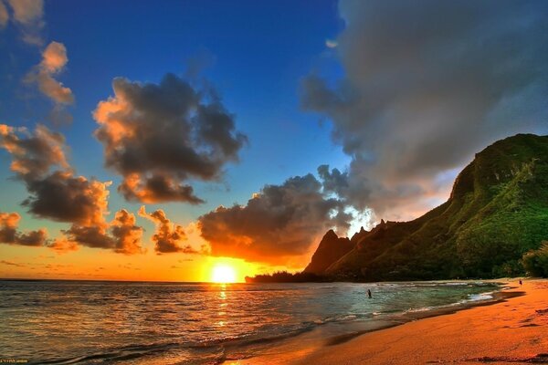 Coucher de soleil sur la plage au bord de la terre