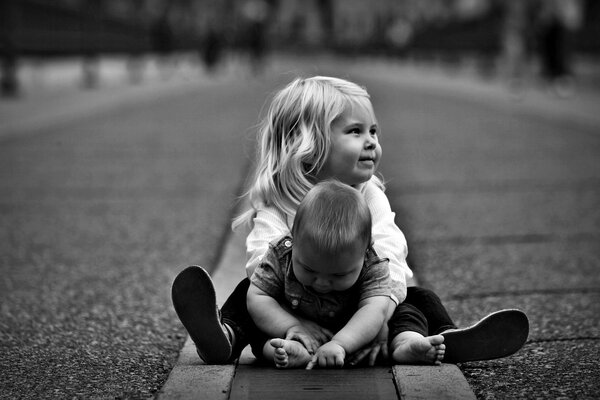 Enfants garçon fille route noir et blanc