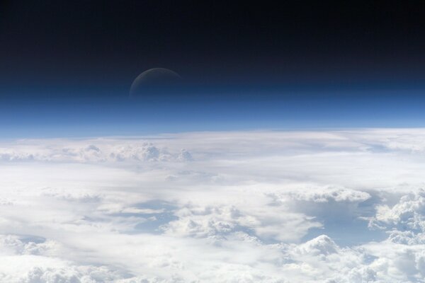 Vista elegante sobre las nubes blancas como la nieve