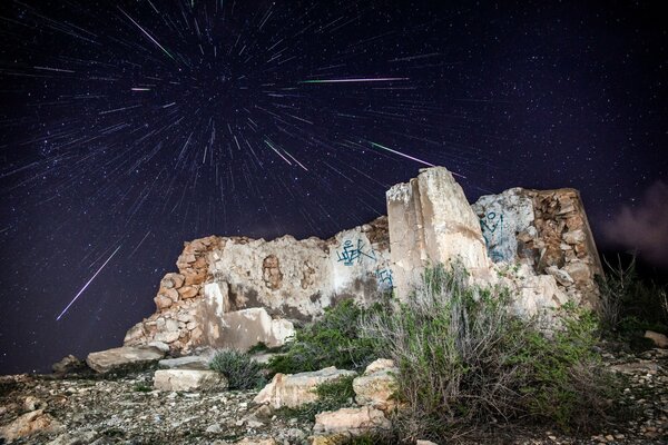 Estrellas fugaces en el fondo de la montaña