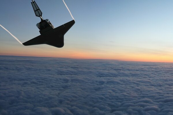 Voo de avião sobre as nuvens ao pôr do sol