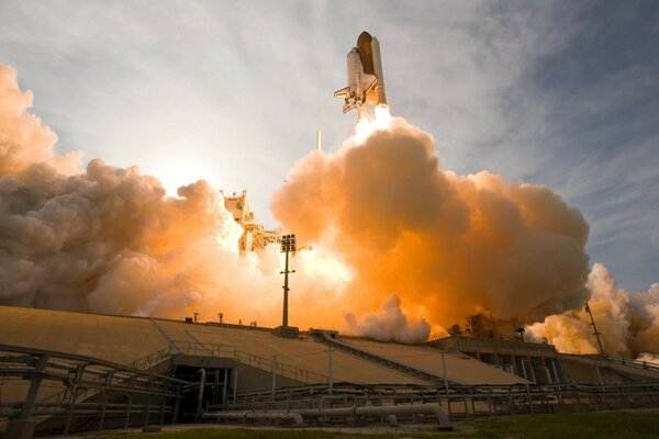 La nave espacial se pone en vuelo