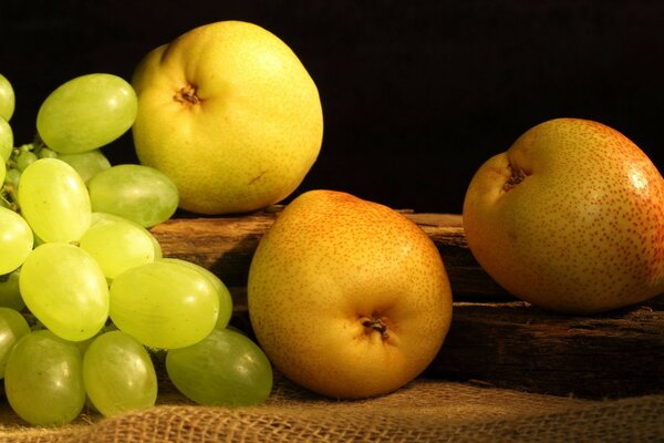 I love fruits grapes and pears