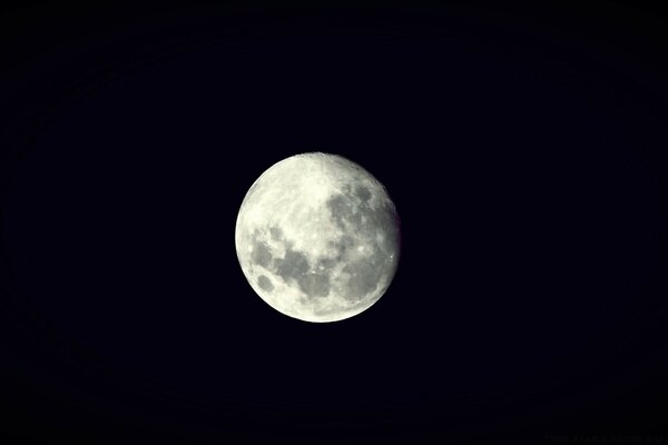 Luna llena sobre fondo negro